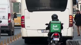 VIDEO Livratorii le mănâncă mâncarea clienților. Ce a pățit un artist român